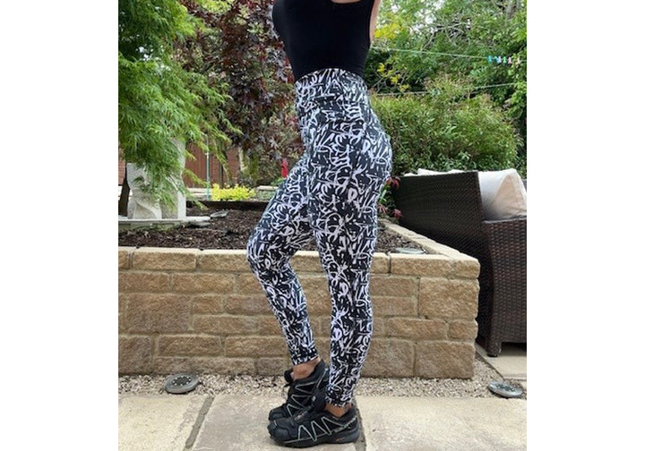 Monochromatic leggings with pockets